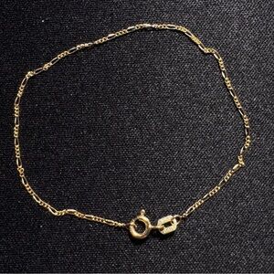 10K Solid Gold Figaro Chain Bracelet 7 inch Yellow Gold 1.1mm